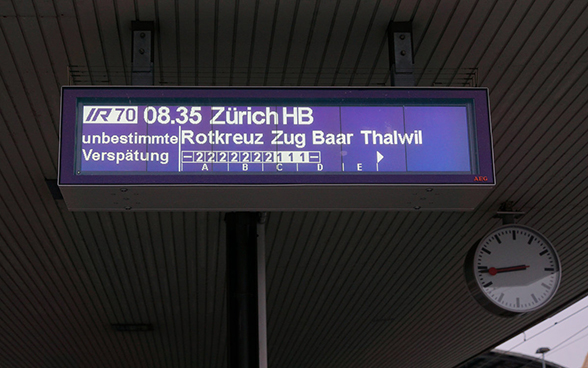 Un tableau d’affichage des CFF annonçant un retard d’une durée indéterminée sur une ligne dans la région de Zurich.